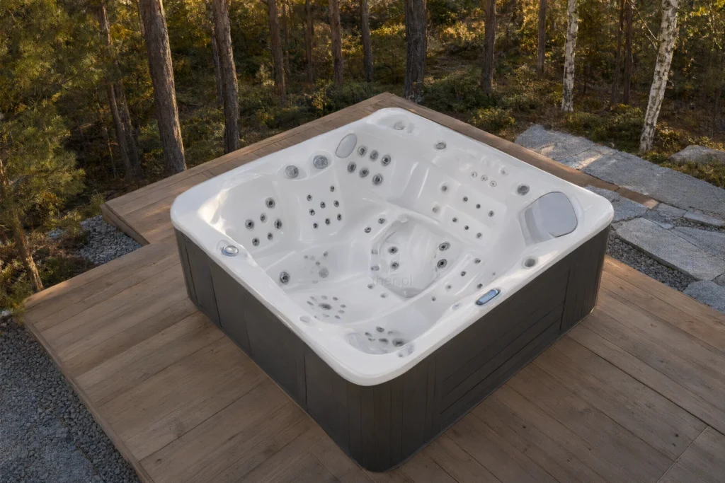 Jacuzzi CRESCENT 790 w polskim ogrodzie