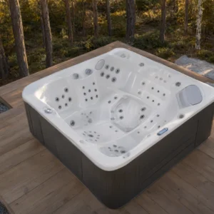 Jacuzzi CRESCENT 790 w polskim ogrodzie