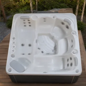 Jacuzzi CRESCENT 830A w polskim ogrodzie