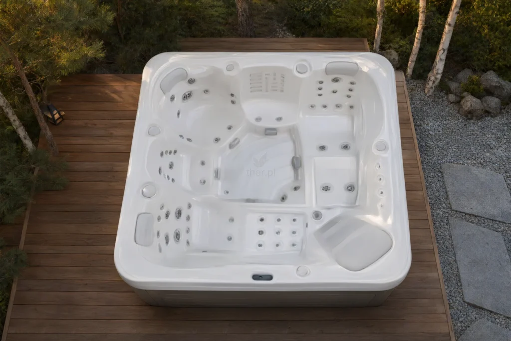 Jacuzzi CRESCENT 850B w polskim ogrodzie