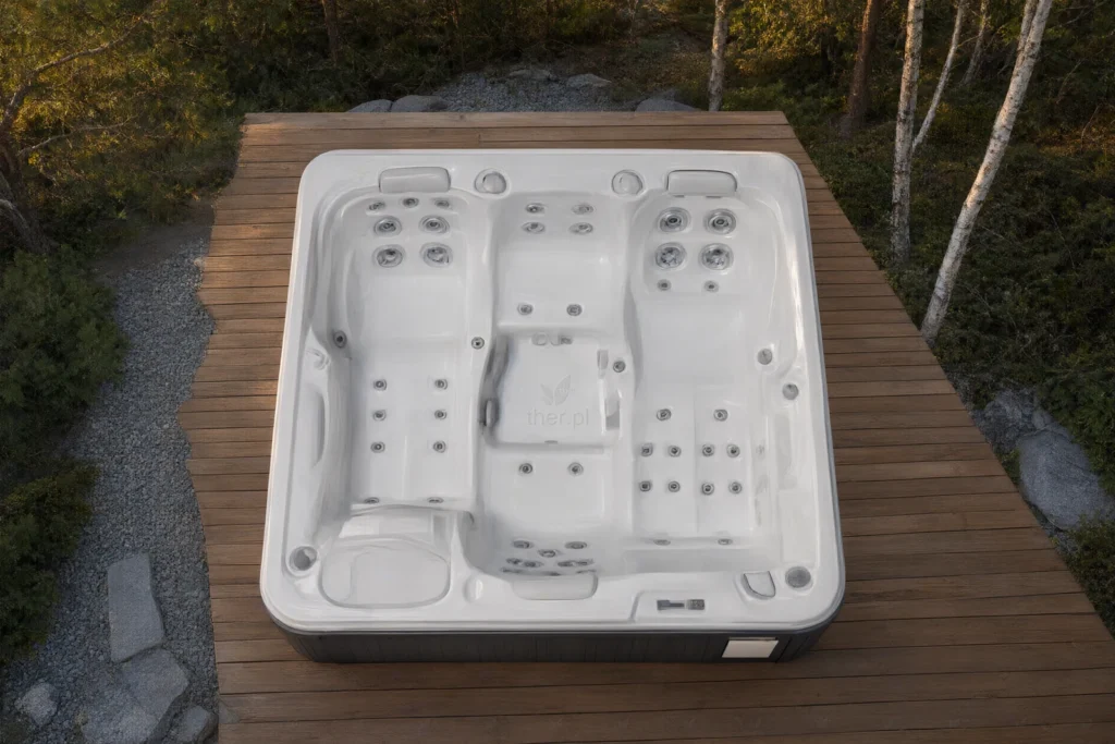 Jacuzzi VIRTUS 660 w polskim ogrodzie