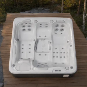 Jacuzzi VIRTUS 660 w polskim ogrodzie