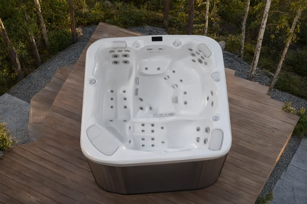 Jacuzzi VIRTUS 670 w polskim ogrodzie