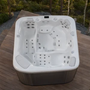 Jacuzzi VIRTUS 670 w polskim ogrodzie