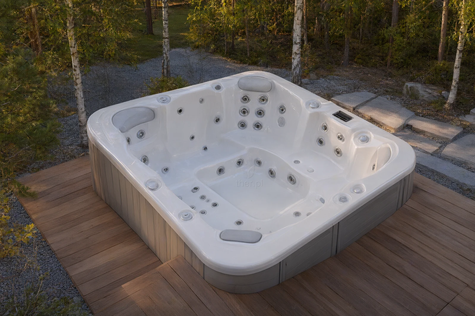 Hot tub VIRTUS 680 in a Polish garden