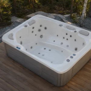 Jacuzzi VIRTUS 690 w polskim ogrodzie
