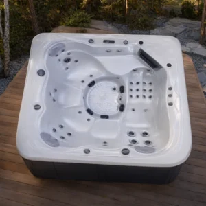 Jacuzzi KAYAK 610 w polskim ogrodzie