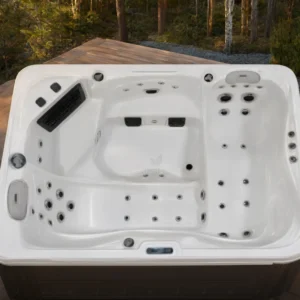 Jacuzzi NOVA 660 w polskim ogrodzie