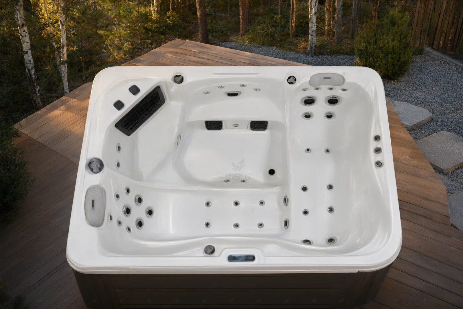 Jacuzzi NOVA 660 w polskim ogrodzie