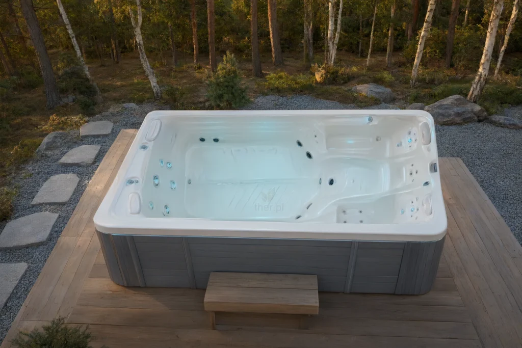Swim spa Ther Swim 500 w polskim ogrodzie
